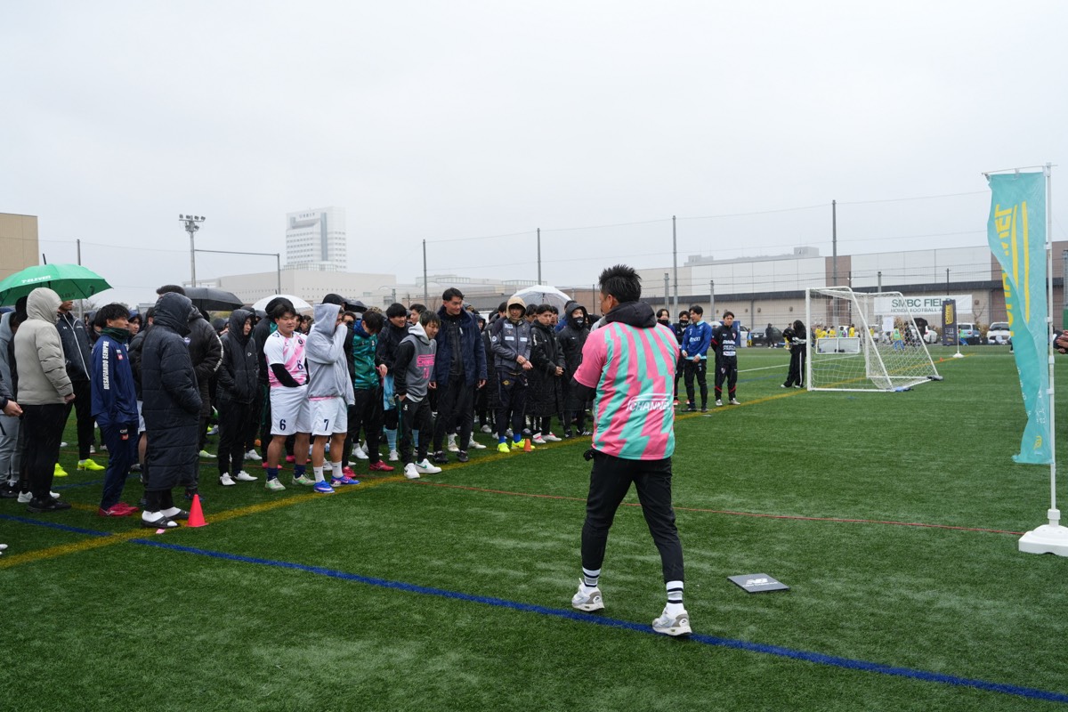 大会会場に集まる選手と観客