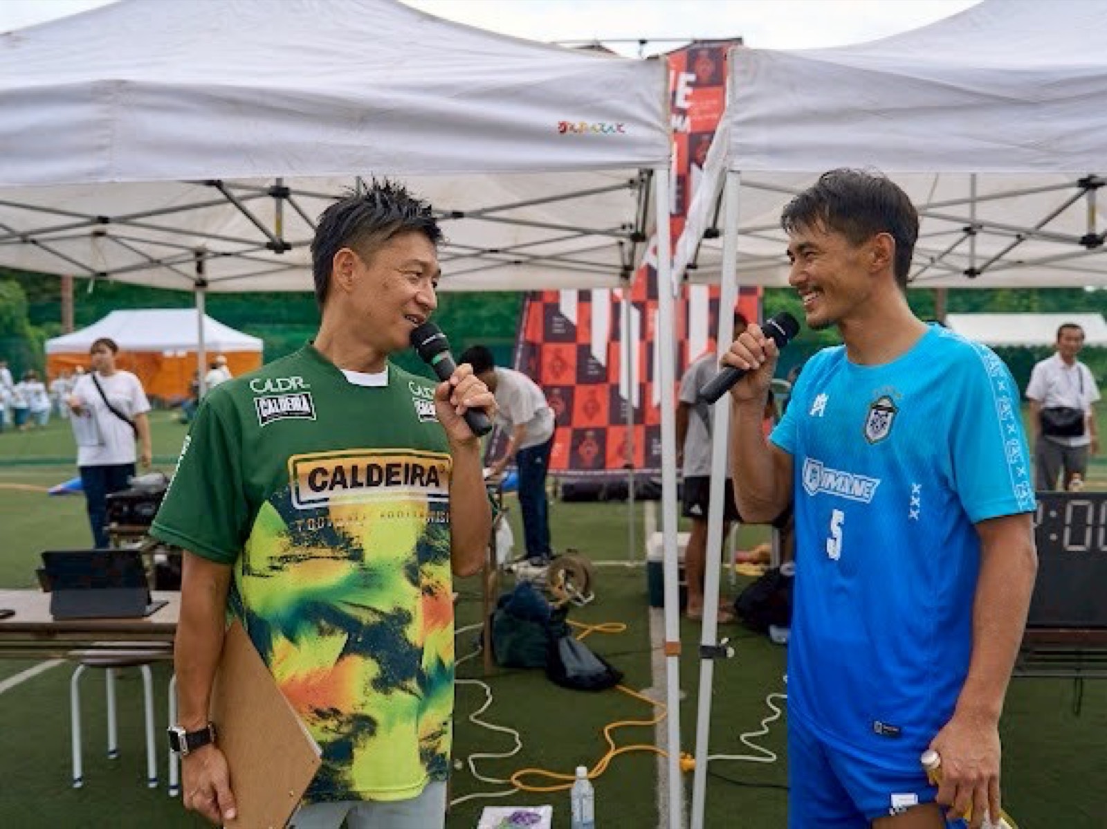 多様性と笑顔が交差する砂上の祭典、閉幕 PRIDE BEACH GAMES 2025のクライマックスで最高の笑顔を見せる参加者とMCおのしん