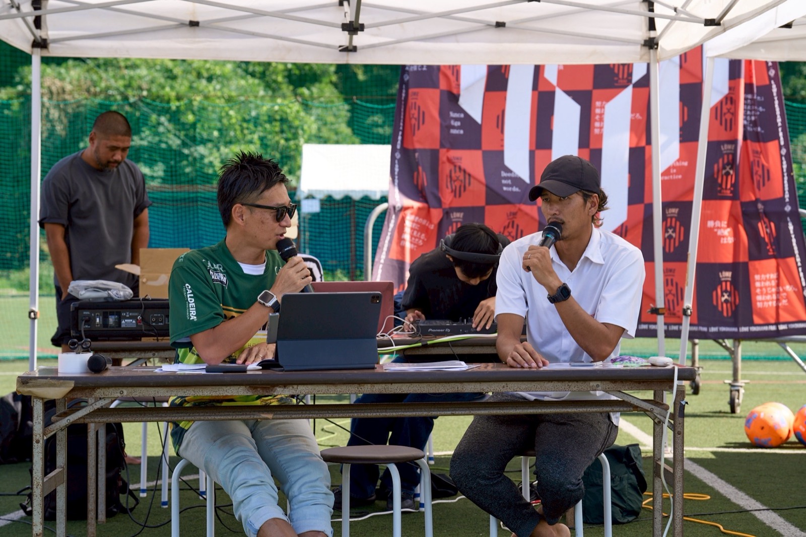 PRIDE BEACH GAMES 2025 ビーチサッカー大会 会場全景 日本一を決定するPRIDE BEACH GAMES 2025の熱狂的な会場風景とビーチサッカーピッチ
