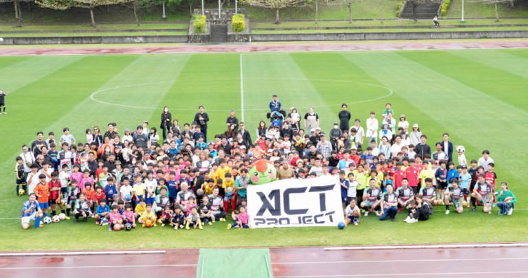 グラウンドに集まった大型イベントの参加者による集合写真