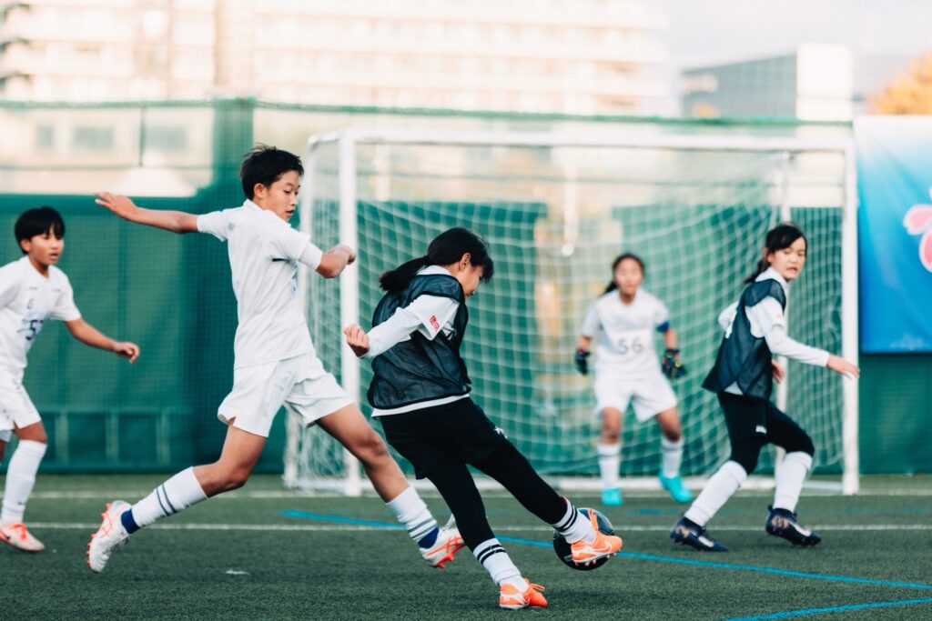 女子サッカーの試合中のプレー