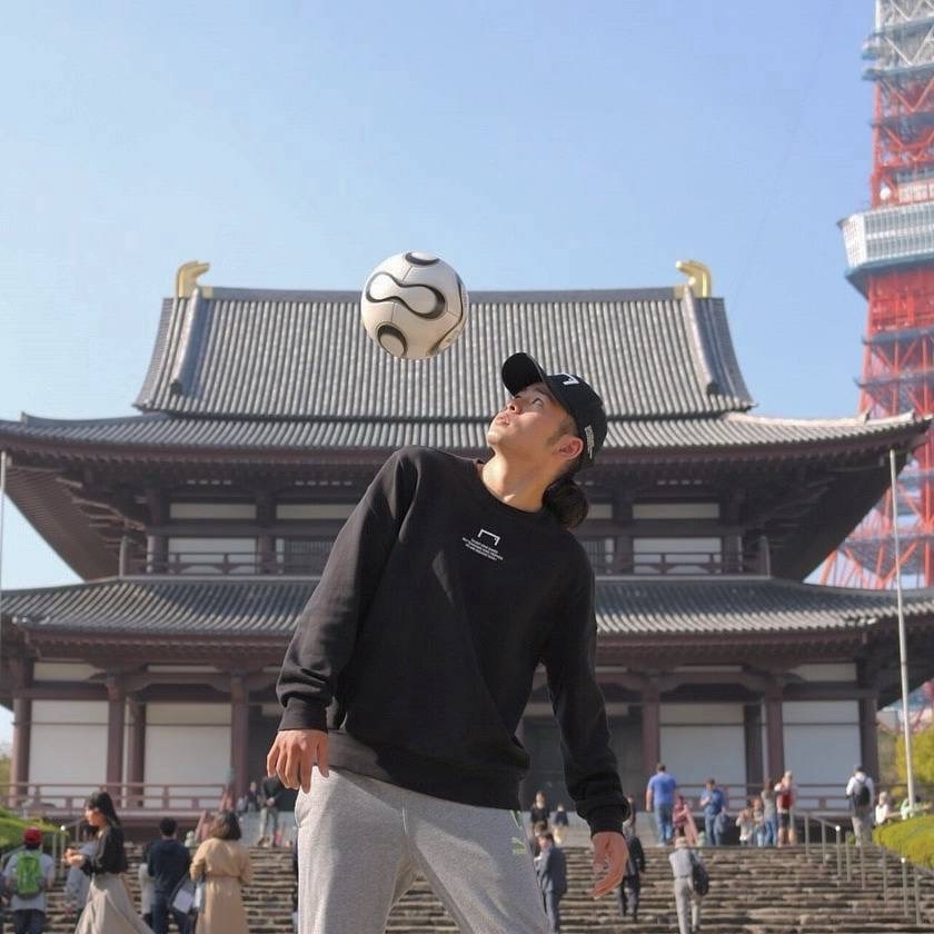 寺院の前で、頭上にボールを浮かせるSITZ