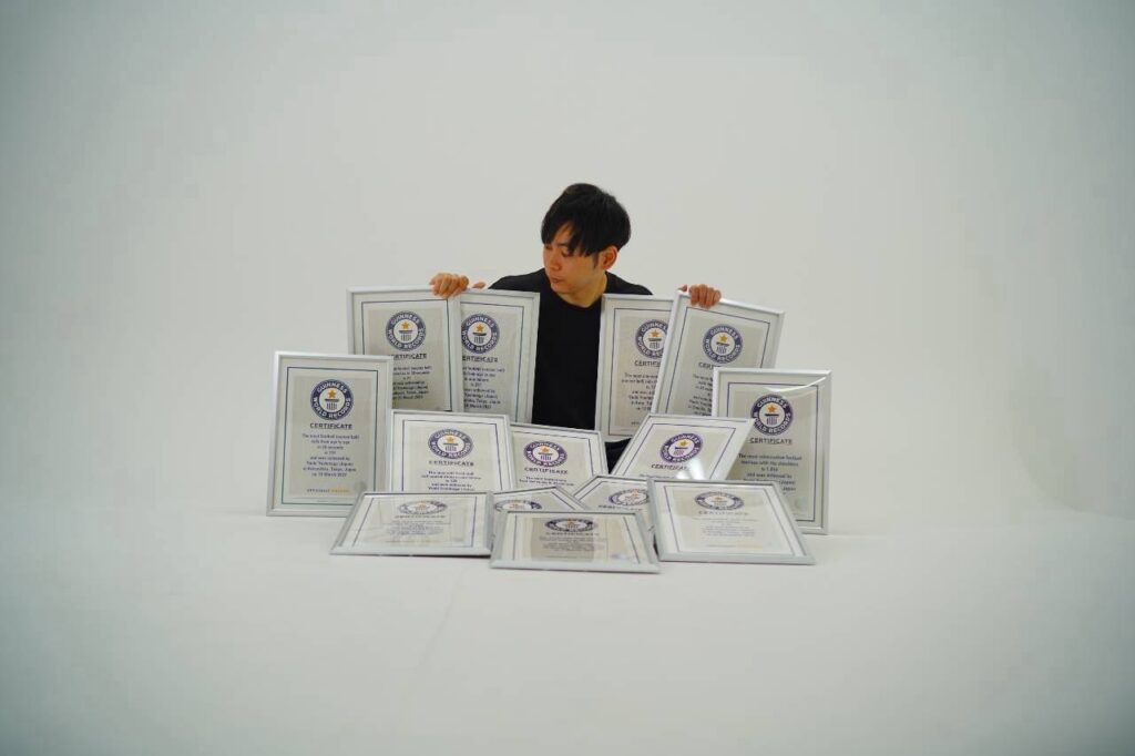 ギネス世界記録の認定証を並べたフリースタイルフットボーラーSITZ