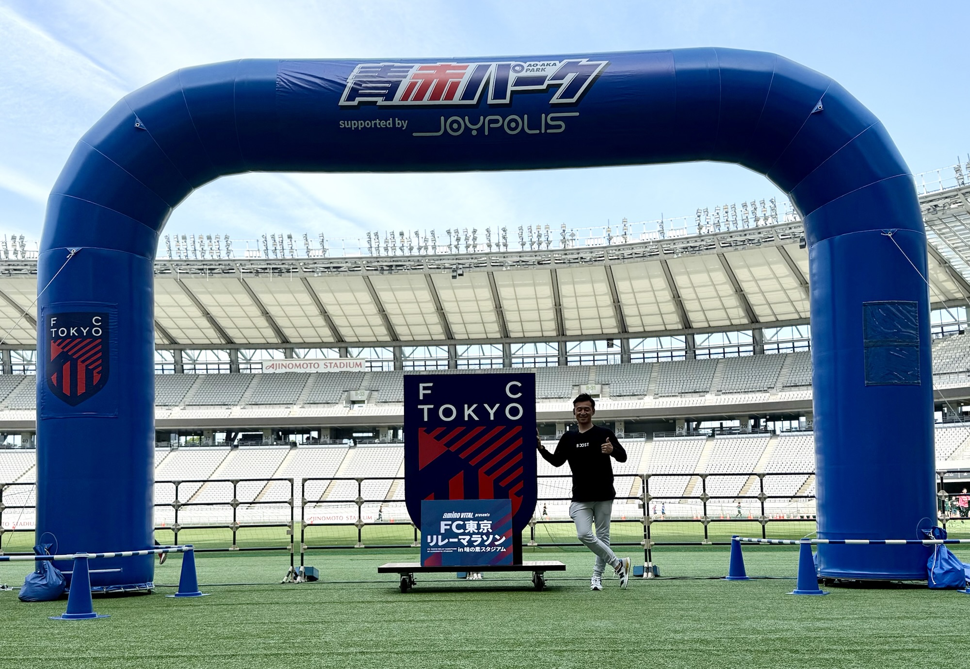 クラブロゴがラッピングされたスタジアムの柱と入場ゲート