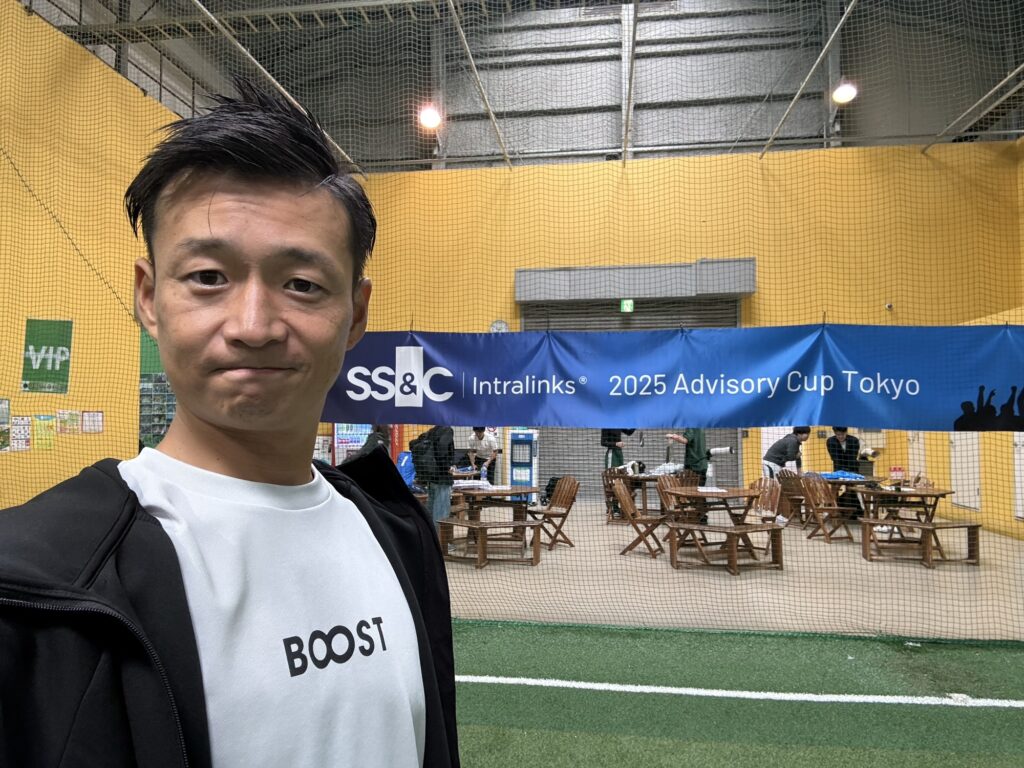 イベント会場でスポーツビジネスの商談に臨む様子