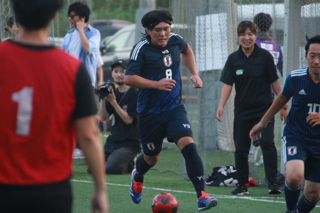元日本代表のユニフォームで出場する招待選手と、撮影クルー