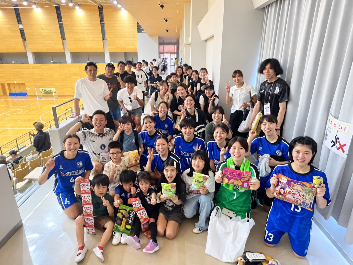 試合後に集まった選手・スタッフ・来場者の集合写真