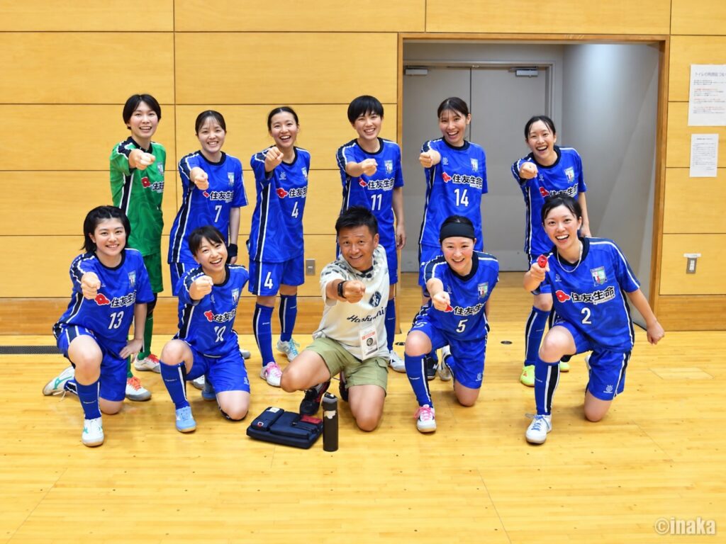 試合後にポーズをとる女子フットサルチームの選手たちとMCおのしん