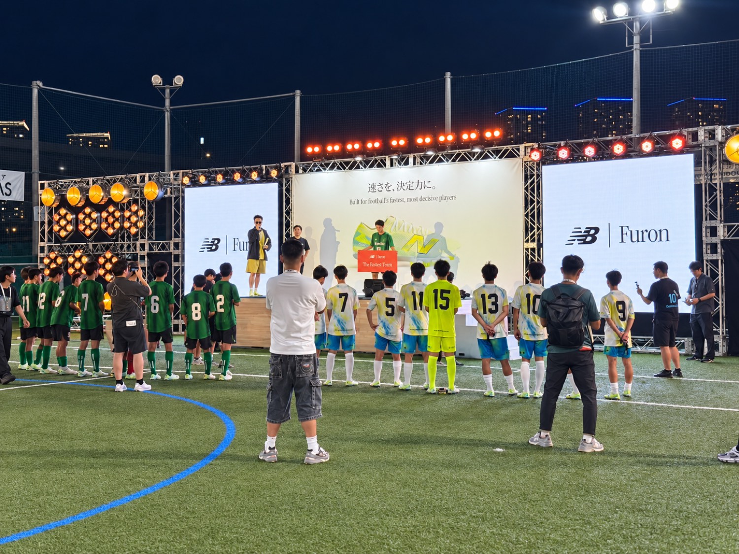 表彰式で「The Fastest Team」のボードを掲げる選手たち