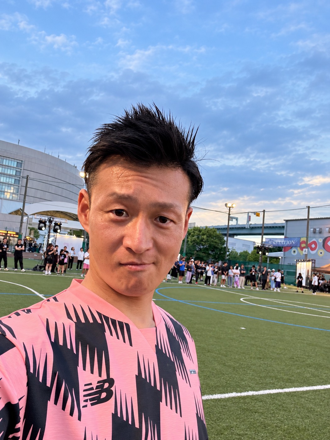 イベント会場のピッチで撮影したMCおのしん