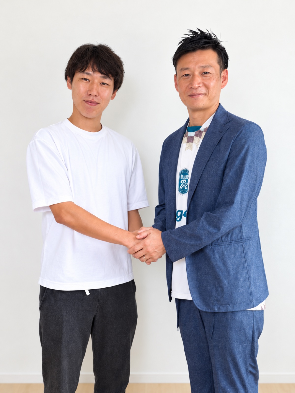 握手を交わす合同会社テックリンケージ 小茂田怜代表（左）と株式会社日本アイケン 代表取締役 小野晋一郎（右）