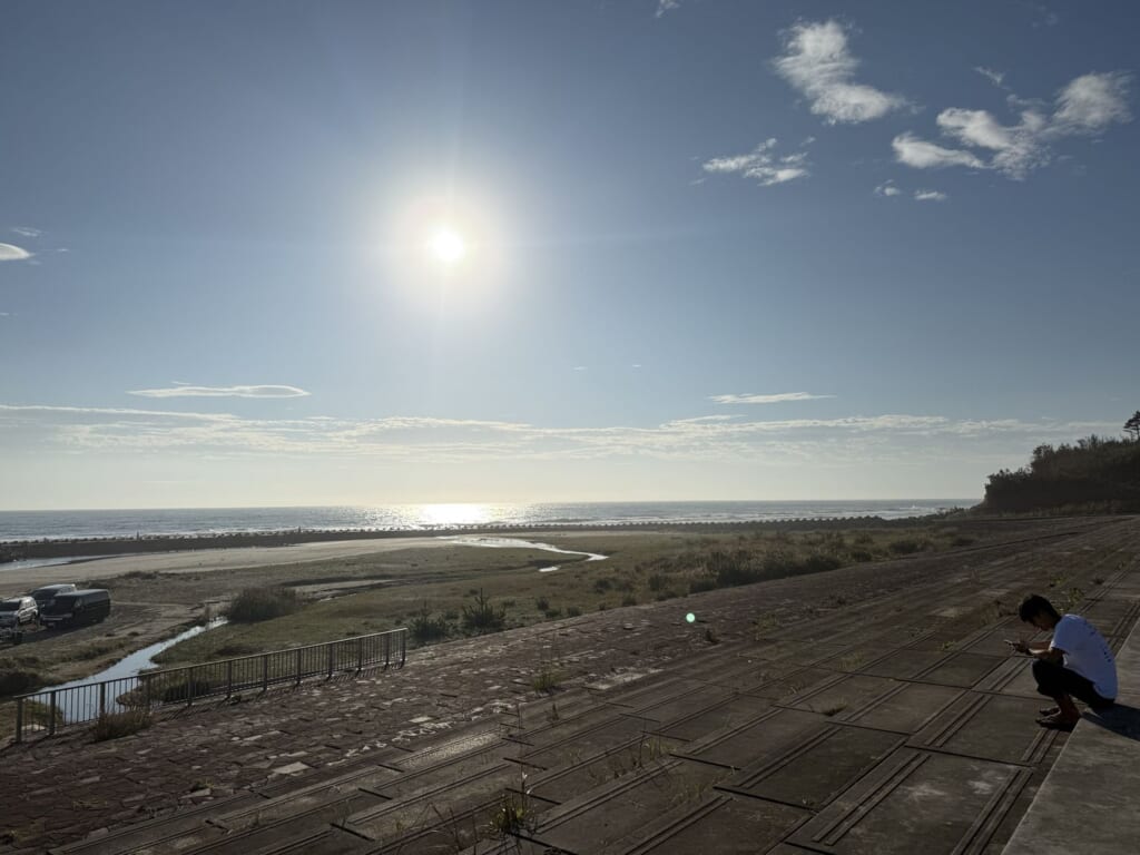 福島県南相馬市の北泉海岸。堤防の上から見た、日差しが反射する朝の海