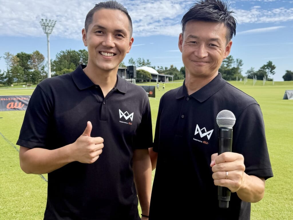 元サッカー日本代表の久保裕也さんと、マイクを持つMCおのしん