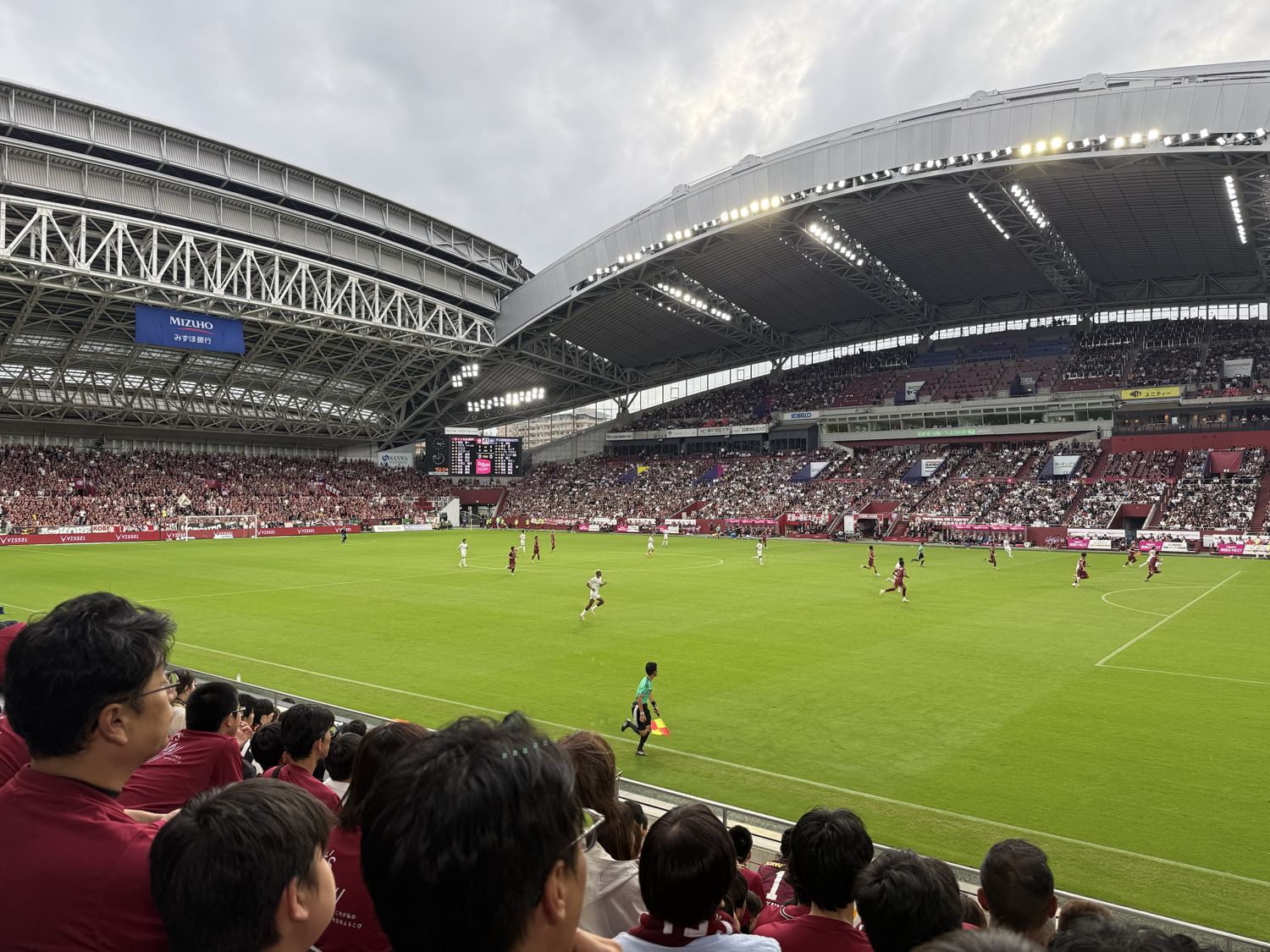 ノエビアスタジアム神戸のスタンドから見た、ヴィッセル神戸対FC町田ゼルビアの試合