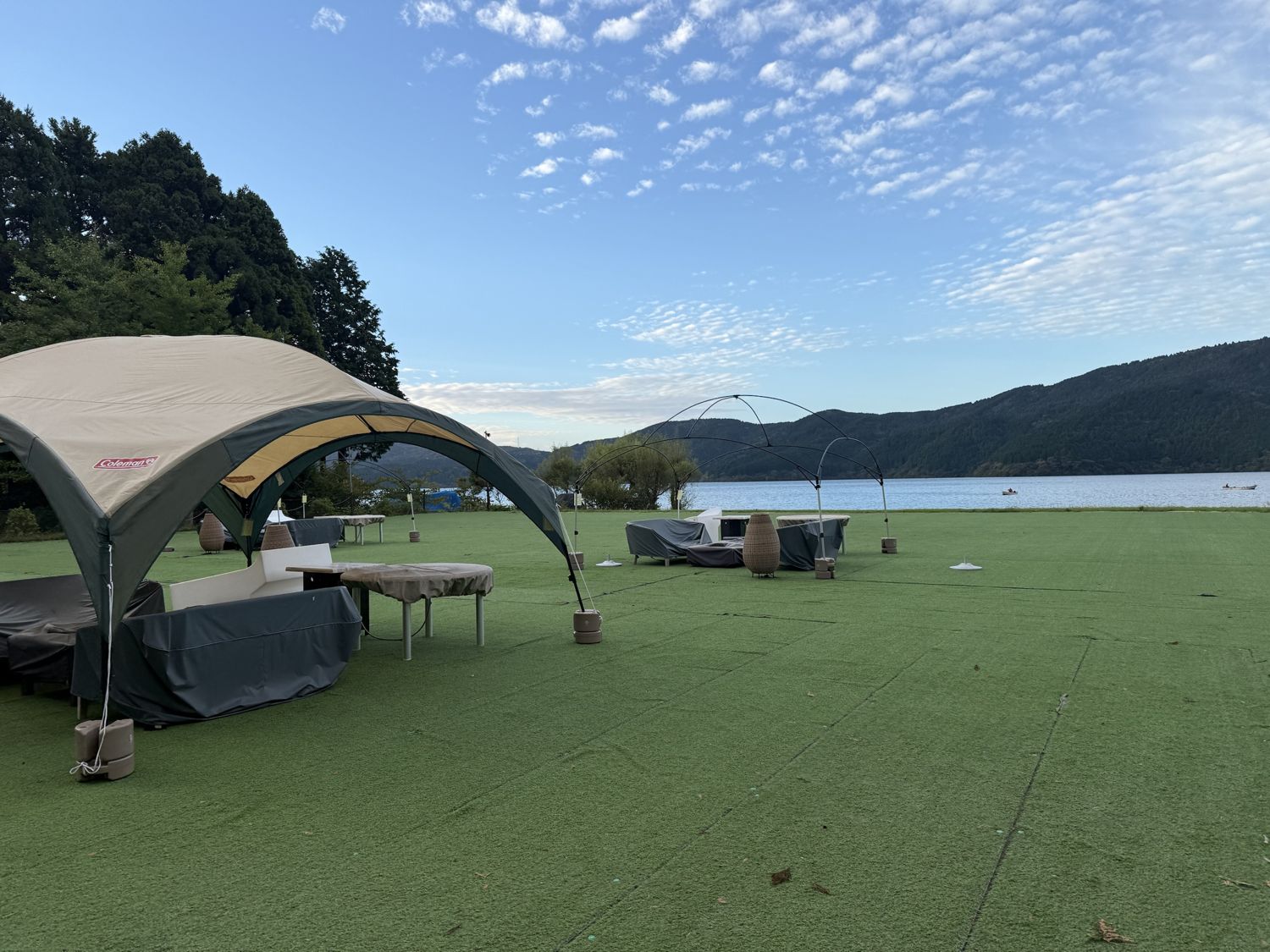箱根園から見た朝の芦ノ湖と芝生の広場