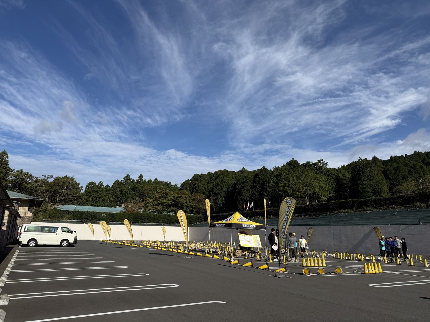 青空の下、黄色いコーンとSTRIDERの旗で作られた箱根園の特設コース