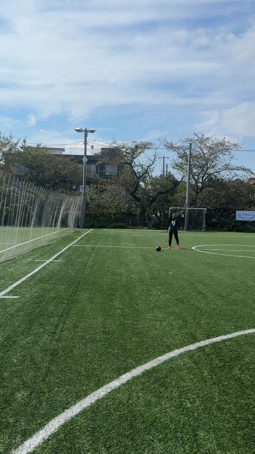青空の下のラダースポーツ北与野の人工芝コート